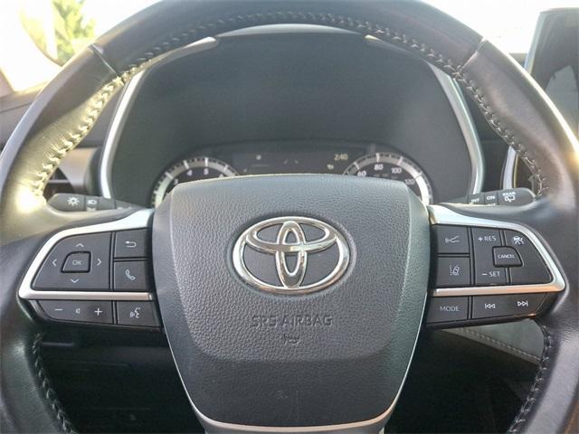 used 2022 Toyota Highlander car, priced at $35,711