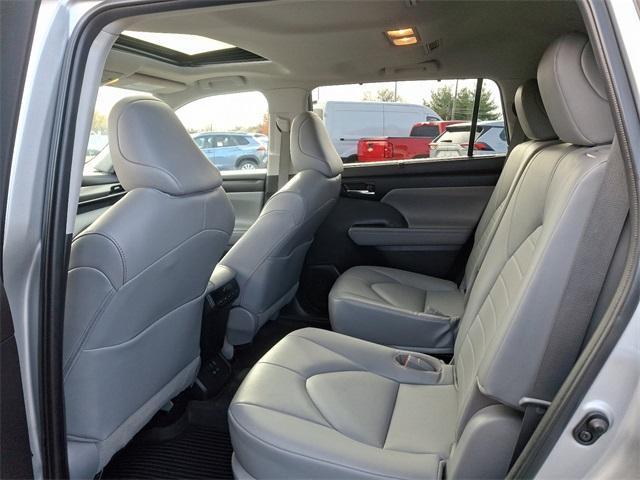 used 2022 Toyota Highlander car, priced at $37,758