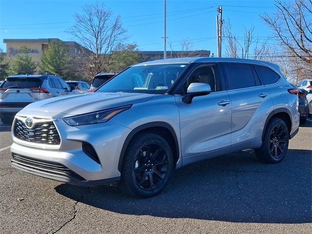 used 2022 Toyota Highlander car, priced at $27,500