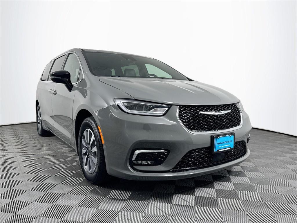 used 2025 Chrysler Pacifica Hybrid car, priced at $33,497