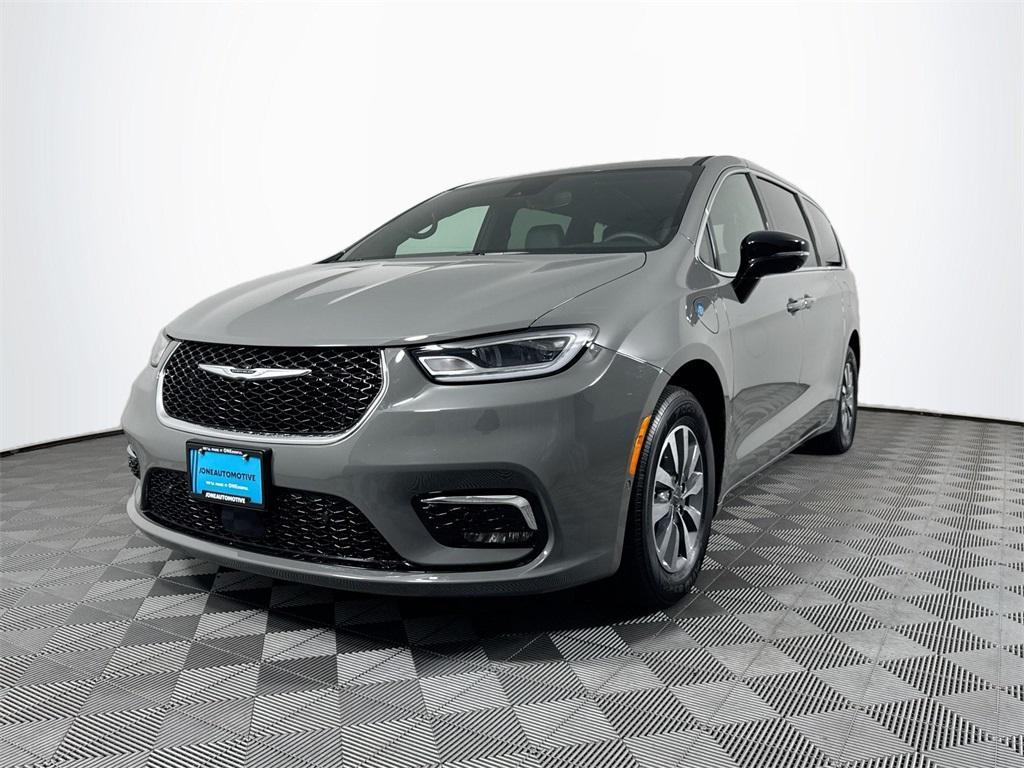 used 2025 Chrysler Pacifica Hybrid car, priced at $33,497