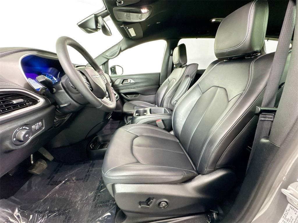 used 2025 Chrysler Pacifica Hybrid car, priced at $33,497