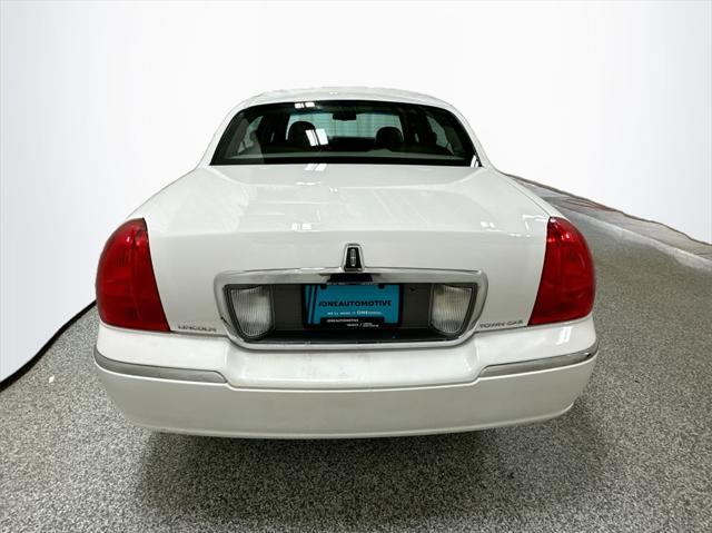 used 2009 Lincoln Town Car car, priced at $6,492