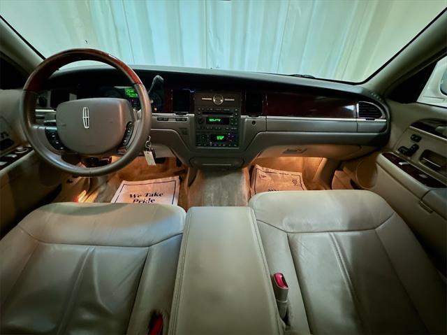 used 2009 Lincoln Town Car car, priced at $6,492