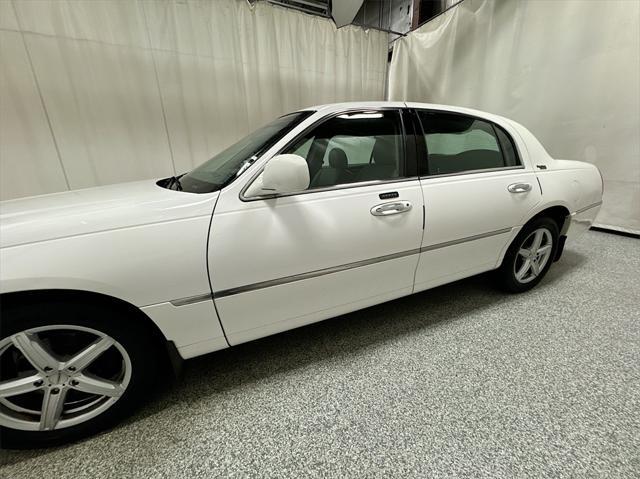 used 2009 Lincoln Town Car car, priced at $6,492