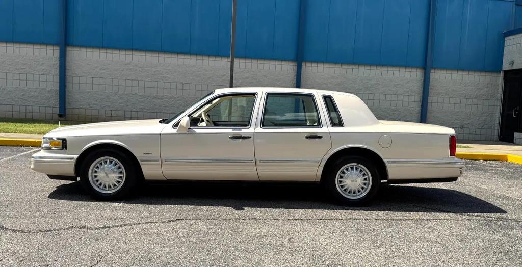 used 1996 Lincoln Town Car car, priced at $10,975