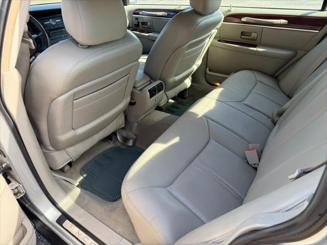 used 2005 Lincoln Town Car car, priced at $10,975