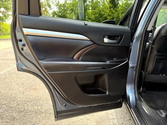 used 2019 Toyota Highlander car, priced at $28,975