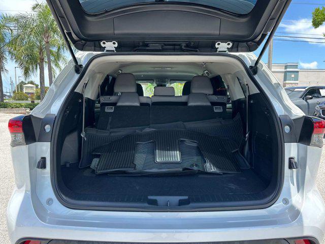 used 2022 Toyota Highlander car, priced at $27,999