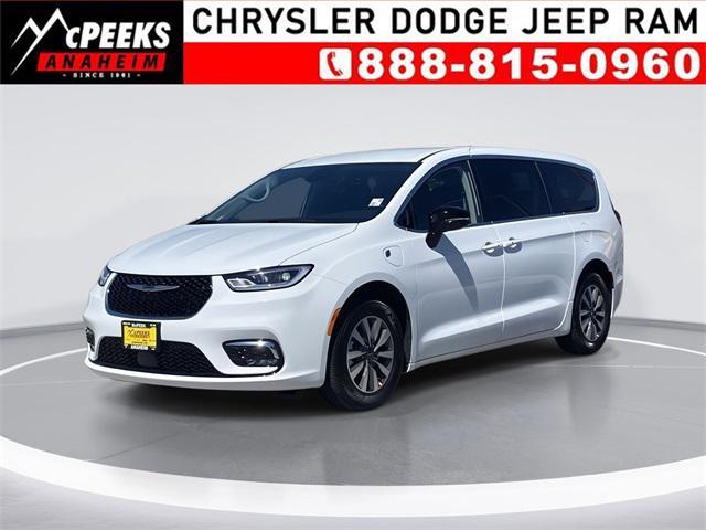 new 2024 Chrysler Pacifica Hybrid car