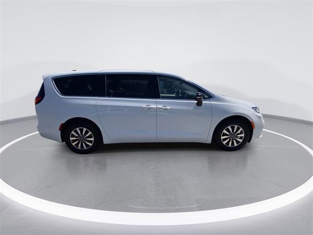 new 2024 Chrysler Pacifica Hybrid car, priced at $52,750