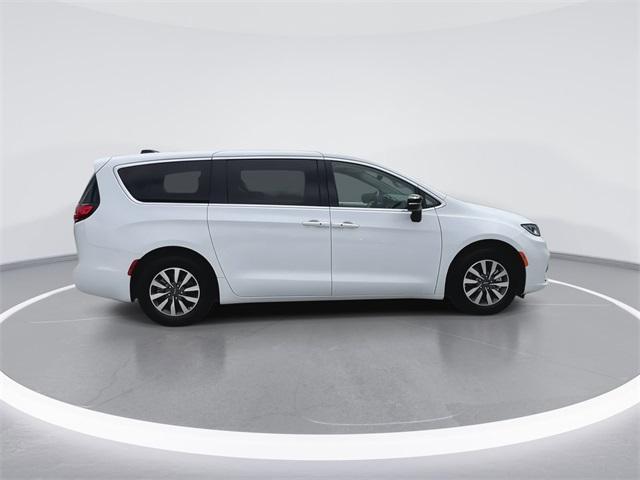 new 2024 Chrysler Pacifica Hybrid car, priced at $52,750