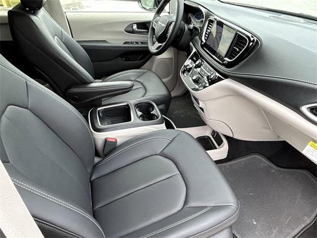 new 2024 Chrysler Pacifica Hybrid car, priced at $52,750