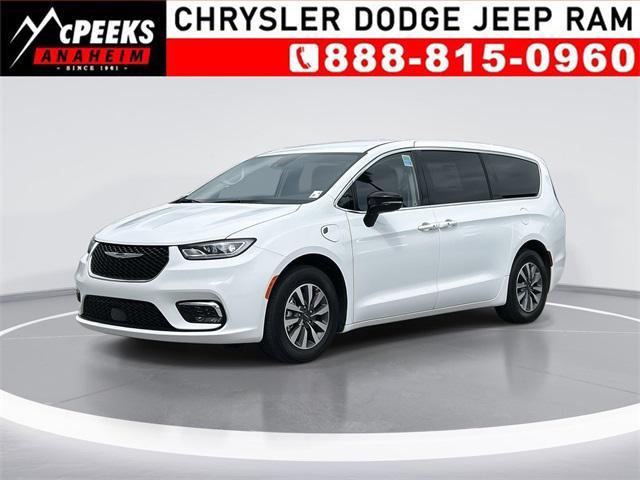 new 2024 Chrysler Pacifica Hybrid car