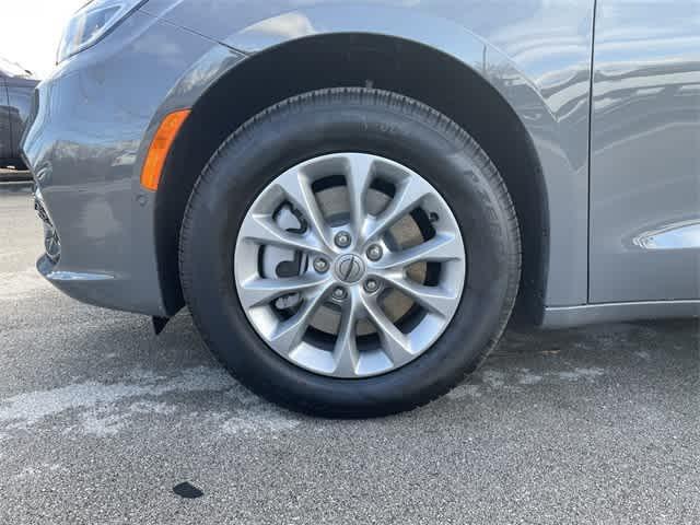 new 2025 Chrysler Pacifica car, priced at $48,915