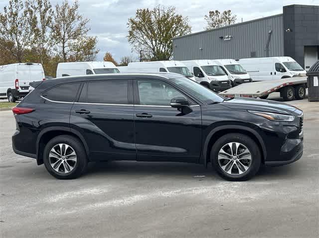 used 2022 Toyota Highlander car, priced at $31,800