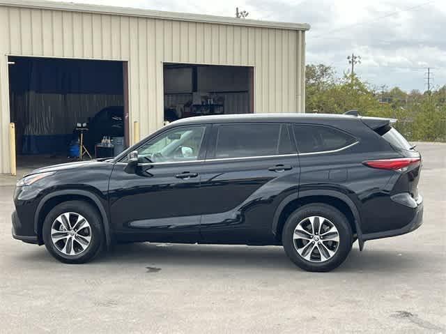 used 2022 Toyota Highlander car, priced at $31,800