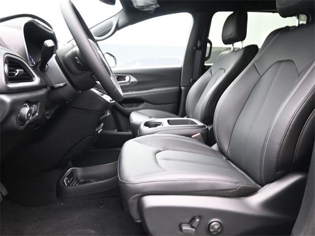 new 2025 Chrysler Pacifica car, priced at $39,668