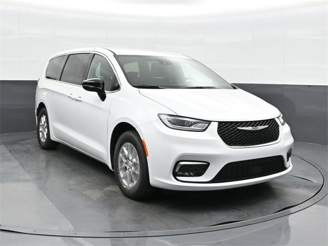 new 2025 Chrysler Pacifica car, priced at $39,668