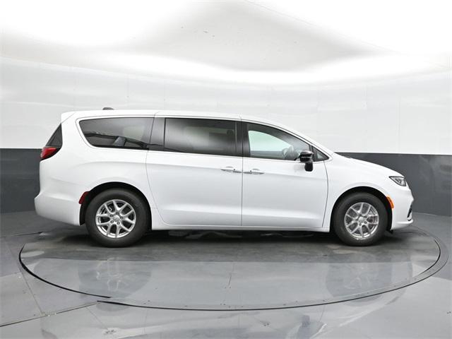 new 2025 Chrysler Pacifica car, priced at $39,668