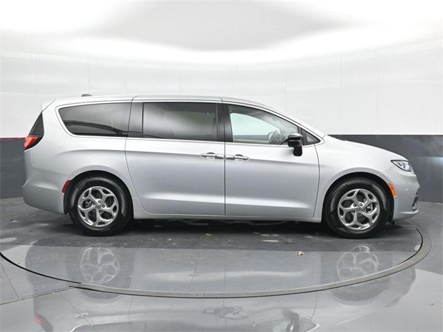 new 2024 Chrysler Pacifica car, priced at $44,183