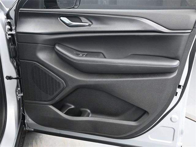 new 2025 Jeep Grand Cherokee car, priced at $38,975
