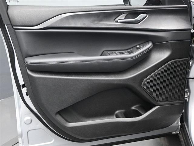 new 2025 Jeep Grand Cherokee car, priced at $38,975