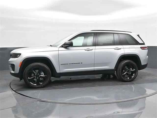 new 2025 Jeep Grand Cherokee car, priced at $40,698