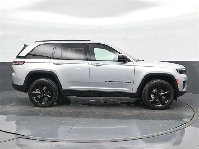 new 2025 Jeep Grand Cherokee car, priced at $40,698