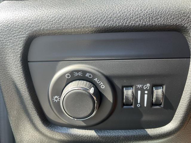 new 2025 Jeep Grand Cherokee car, priced at $33,525
