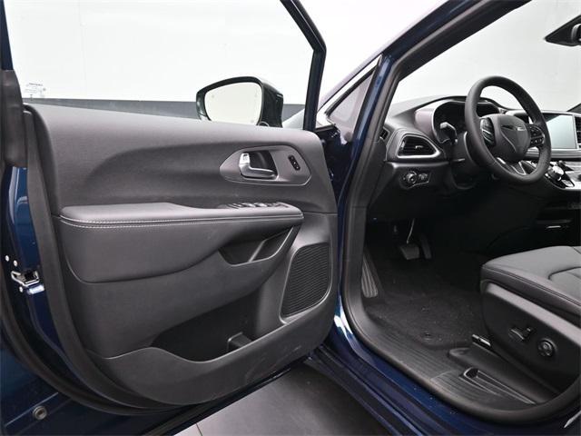 new 2025 Chrysler Pacifica car, priced at $37,470
