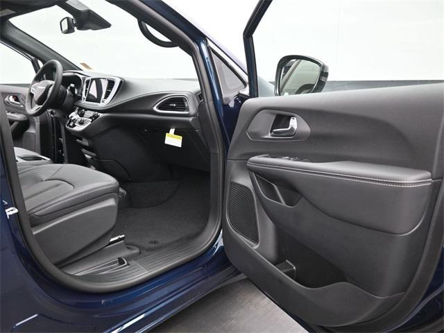 new 2025 Chrysler Pacifica car, priced at $37,470