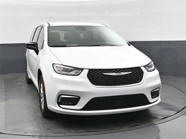 new 2026 Chrysler Pacifica car, priced at $40,014