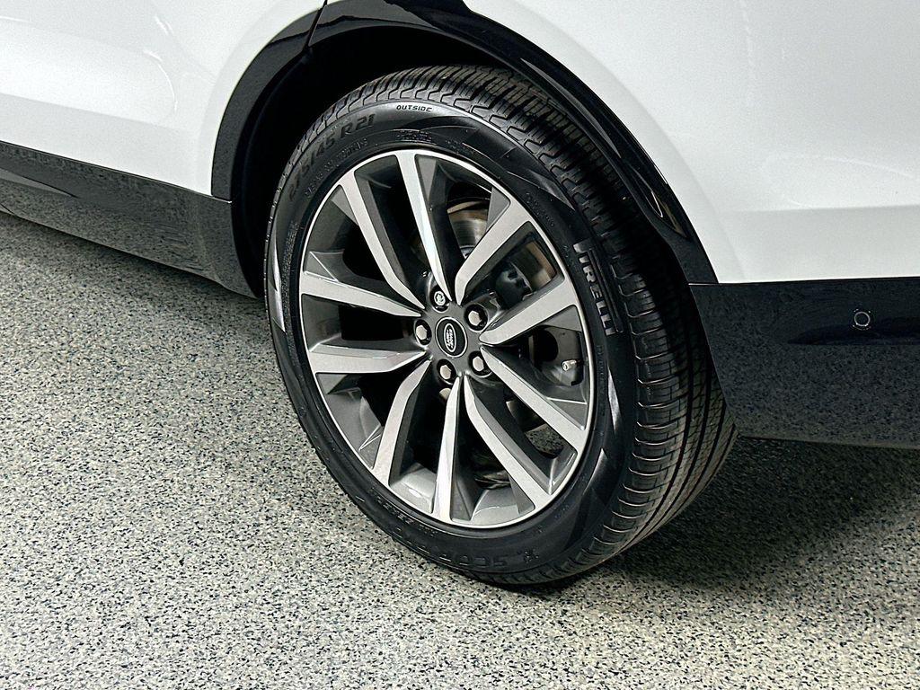 new 2025 Land Rover Discovery car, priced at $74,533