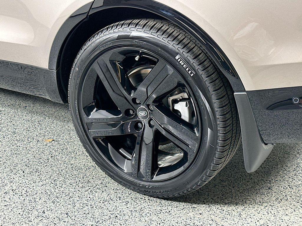 new 2025 Land Rover Discovery car, priced at $75,733