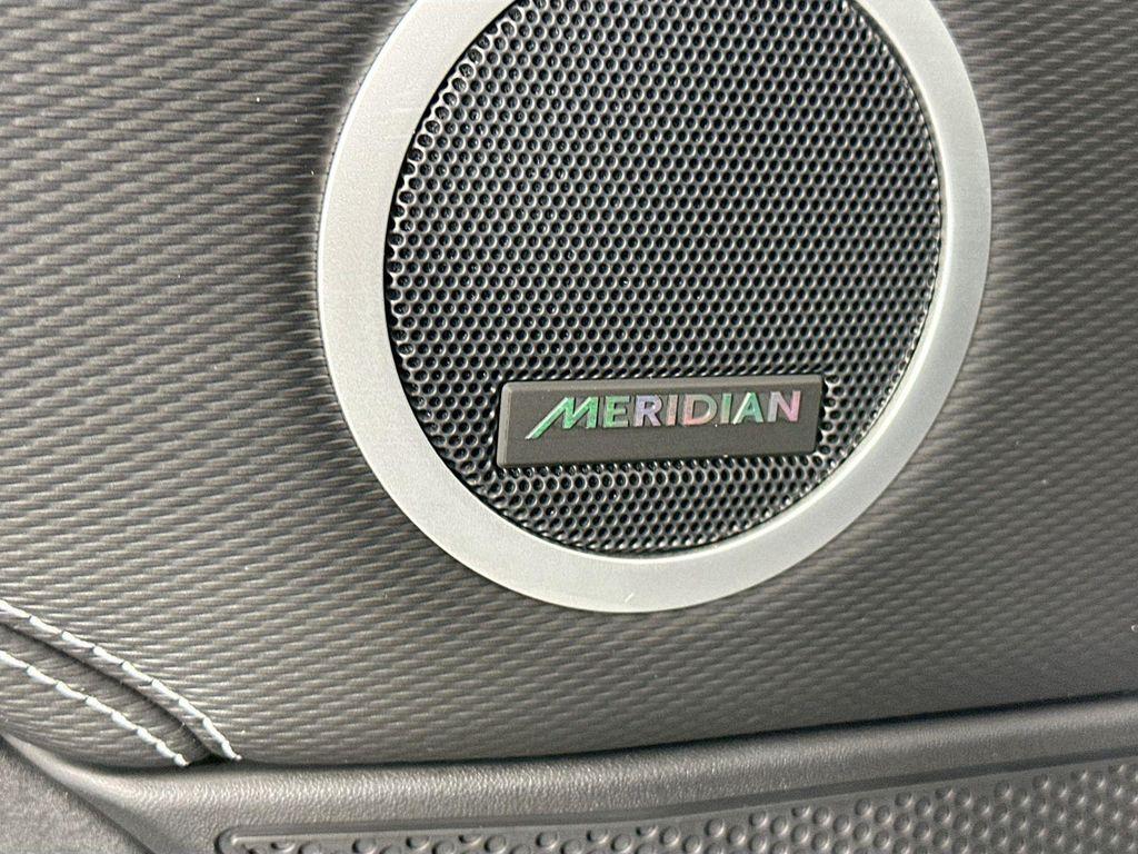 new 2025 Land Rover Discovery car, priced at $72,133