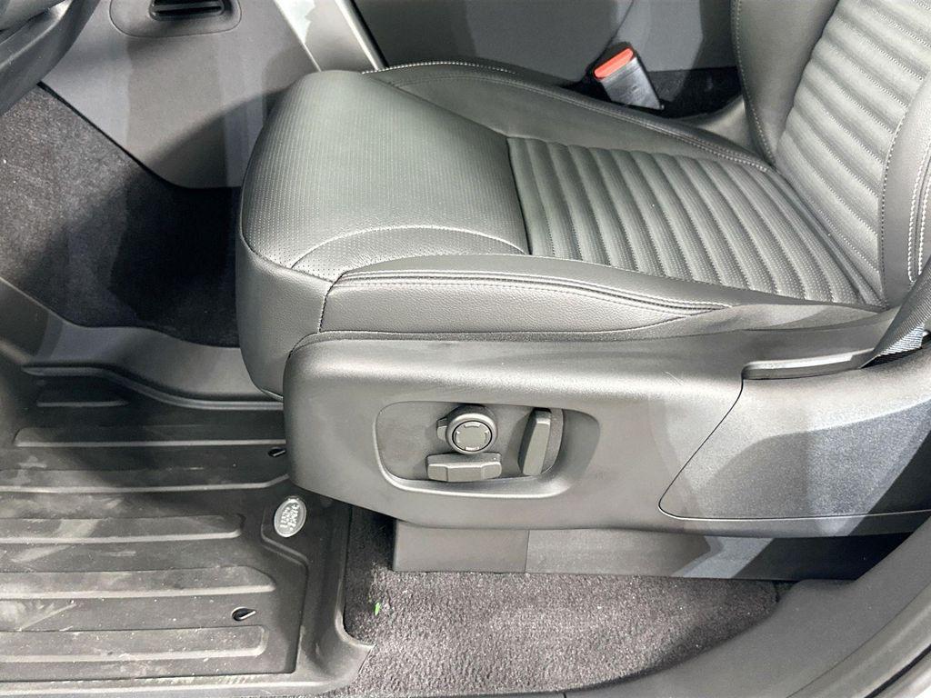new 2025 Land Rover Discovery car, priced at $72,133