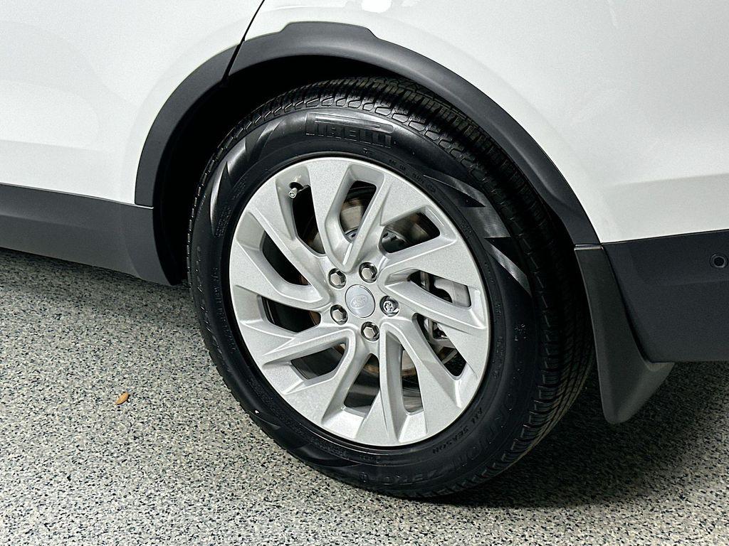 new 2025 Land Rover Discovery car, priced at $65,083