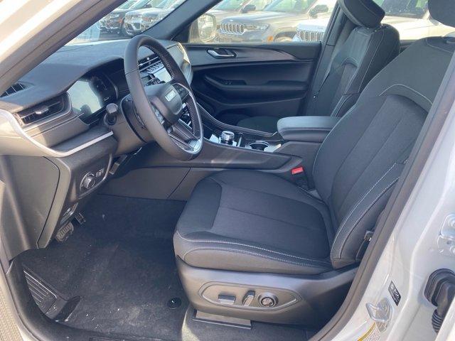 new 2025 Jeep Grand Cherokee car, priced at $40,125