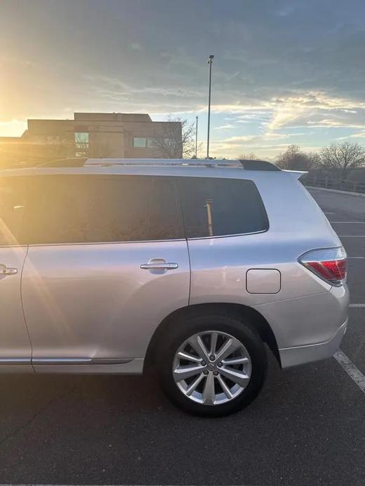 used 2011 Toyota Highlander Hybrid car, priced at $9,998