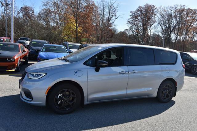 new 2023 Chrysler Pacifica Hybrid car, priced at $59,275