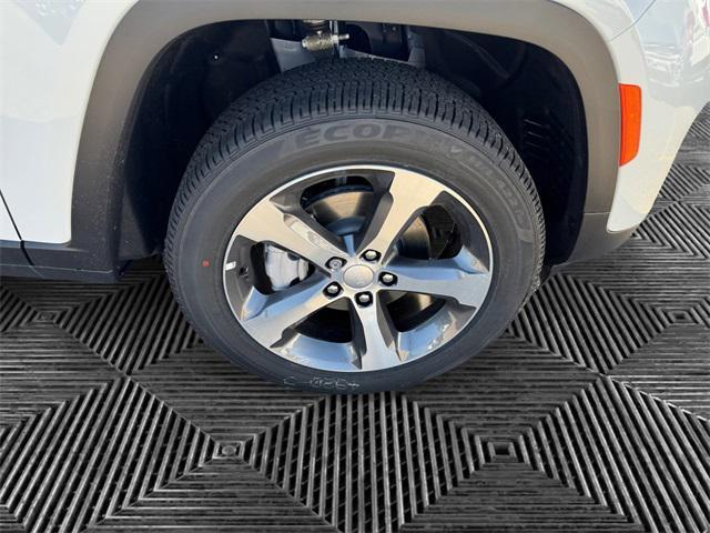 new 2025 Jeep Grand Cherokee car, priced at $52,040