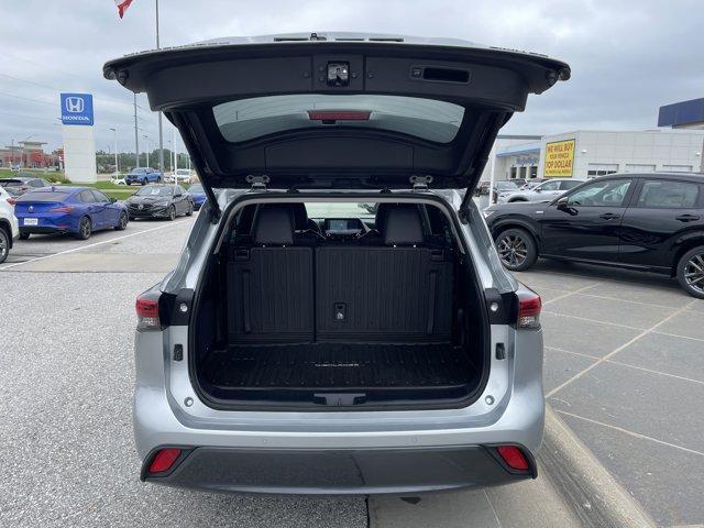 used 2020 Toyota Highlander Hybrid car, priced at $23,750