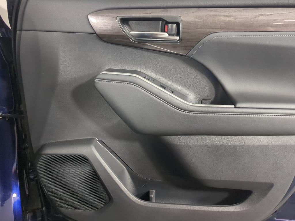 used 2022 Toyota Highlander car, priced at $39,990