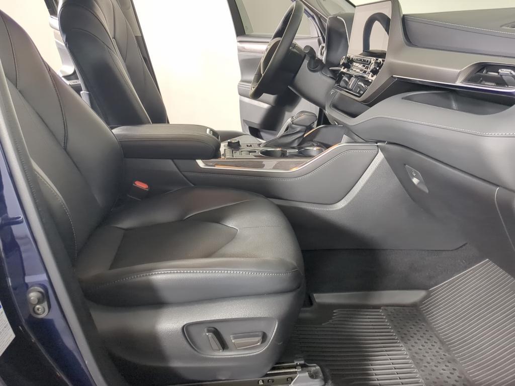 used 2022 Toyota Highlander car, priced at $39,990