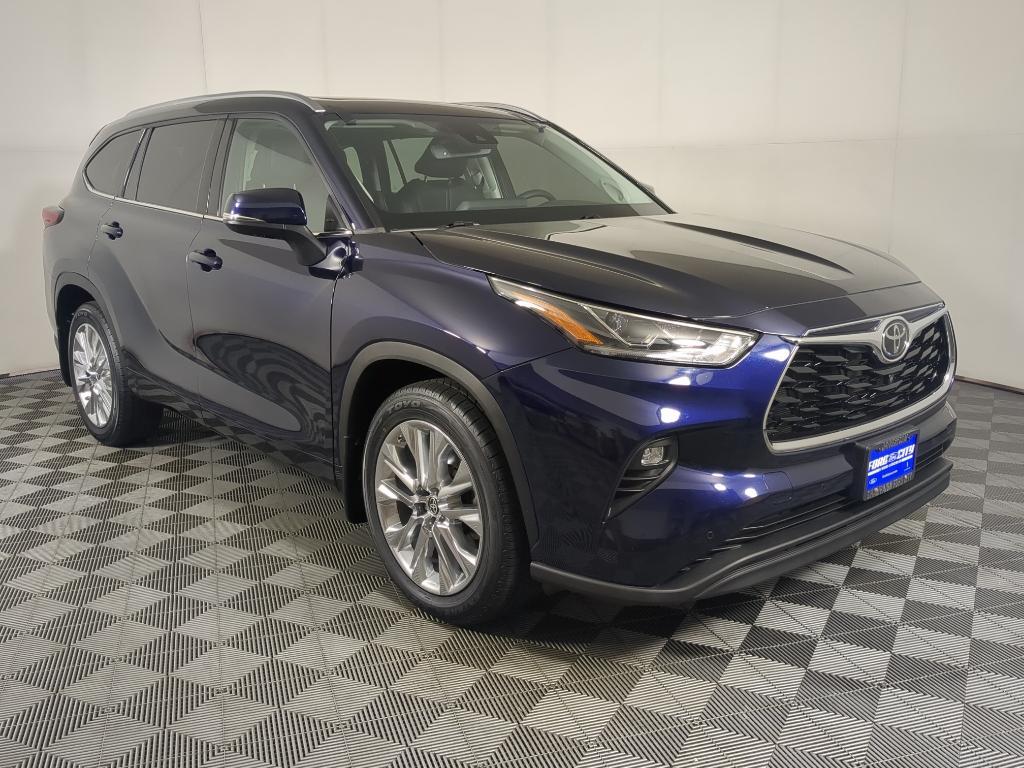 used 2022 Toyota Highlander car, priced at $39,990