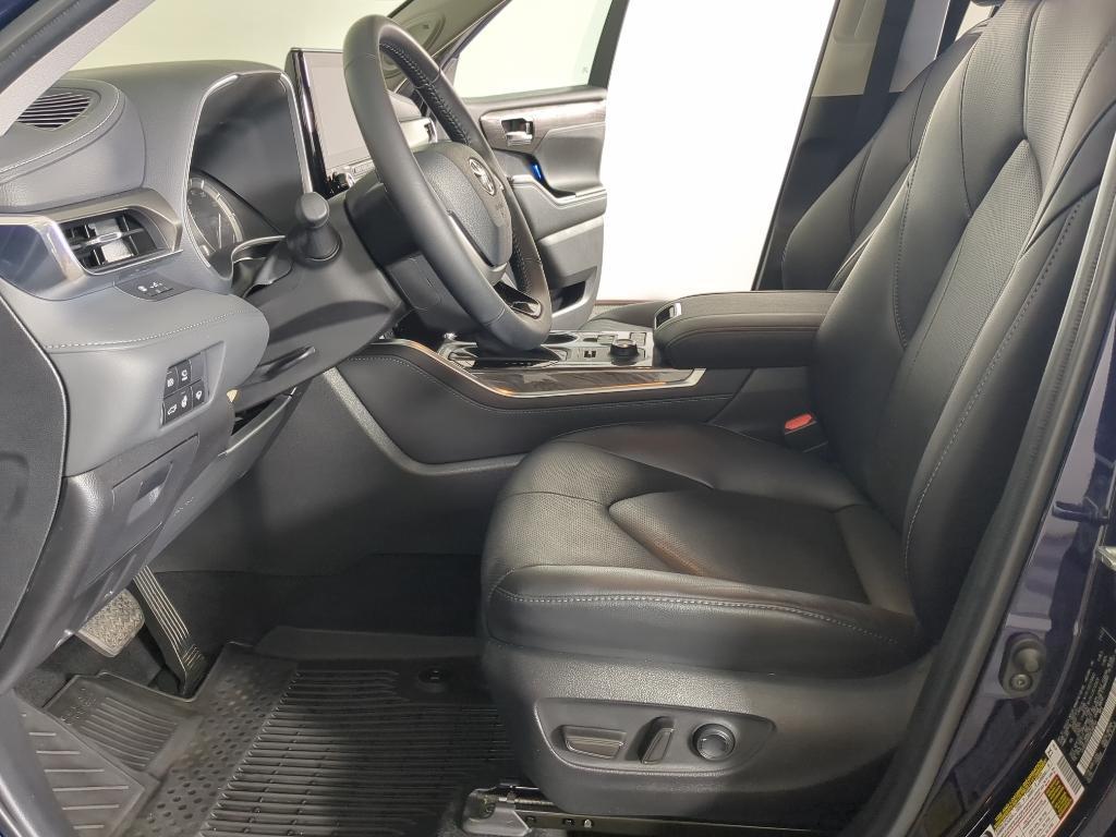 used 2022 Toyota Highlander car, priced at $39,990
