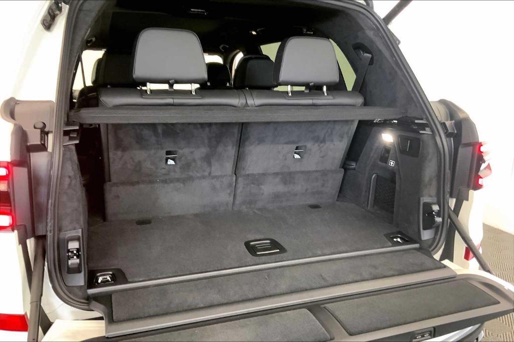 new 2026 BMW X7 car, priced at $124,840