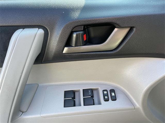 used 2012 Toyota Highlander car, priced at $10,995