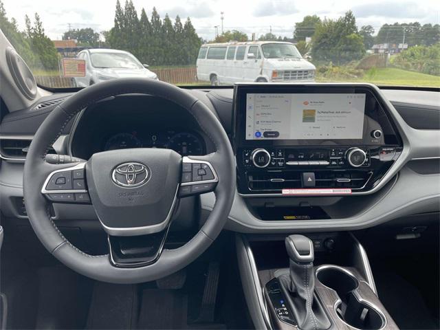 used 2025 Toyota Highlander car, priced at $49,728